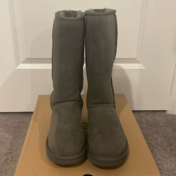 Size 10 Gray Ugg Boots - Picture 1 of 5